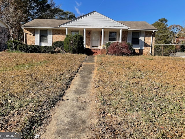 view of front facade featuring a front yard