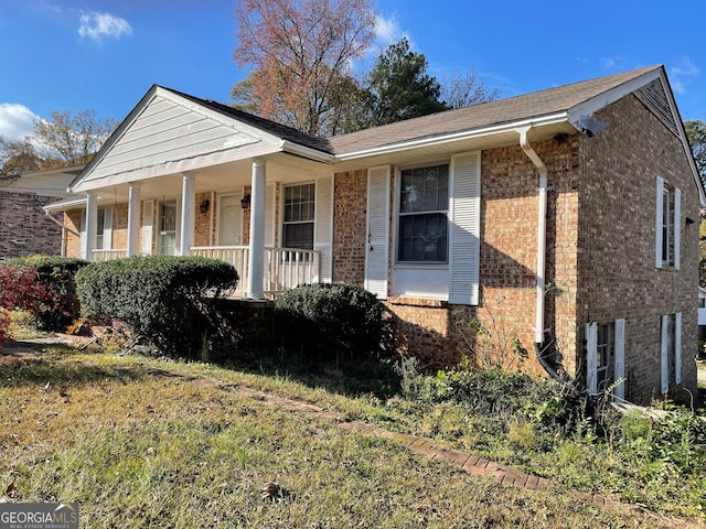 view of front of house featuring a porch and a front lawn