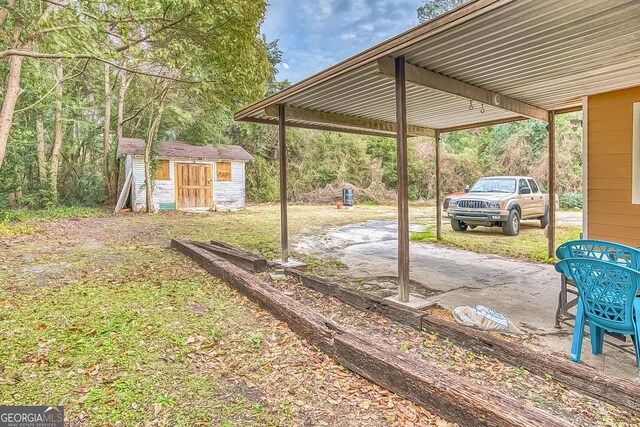 view of yard featuring a storage shed