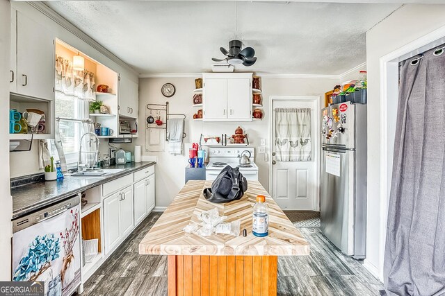 kitchen featuring sink, dark hardwood / wood-style floors, a kitchen island, stainless steel appliances, and white cabinets