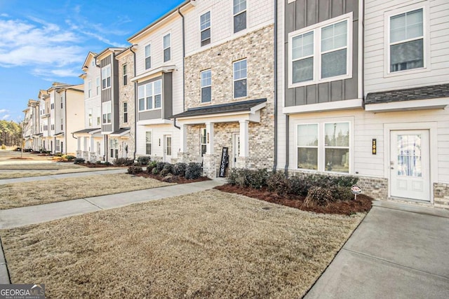 view of front of house with a front yard