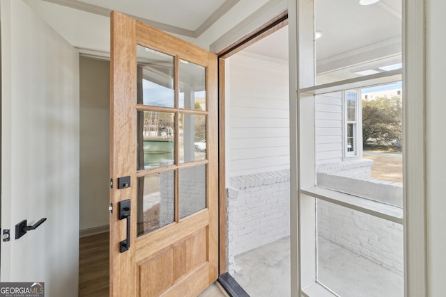 entryway featuring ornamental molding