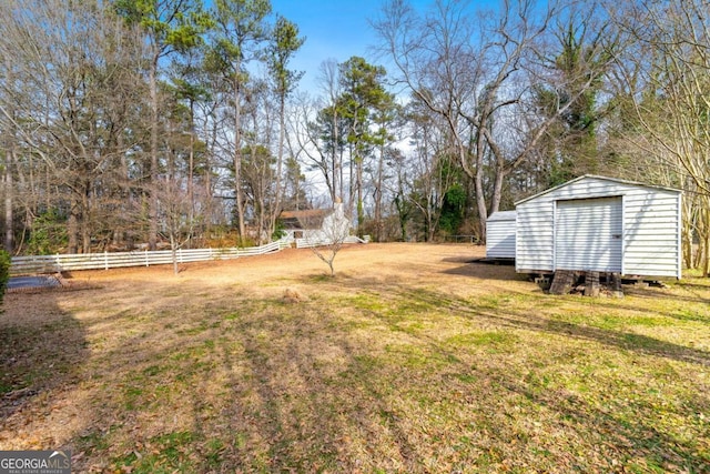 view of yard featuring a shed