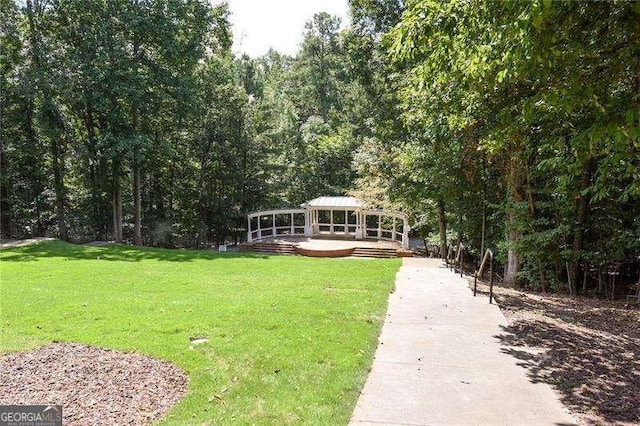 view of front facade featuring a front yard