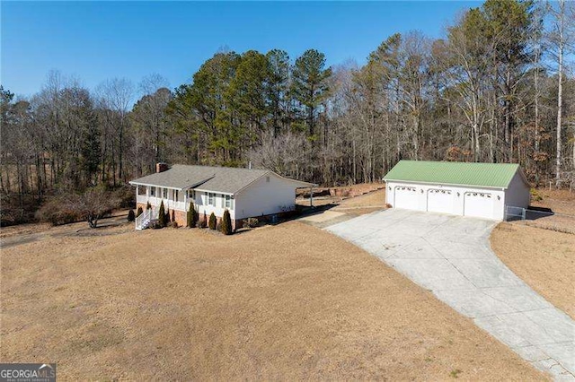 view of front facade with a garage and a front yard