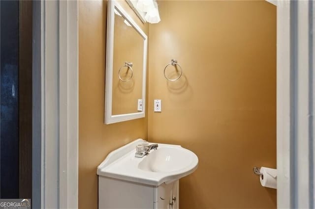 bathroom featuring sink