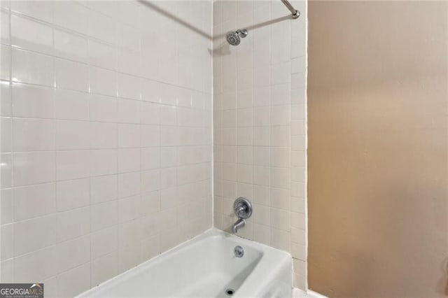 bathroom featuring tiled shower / bath