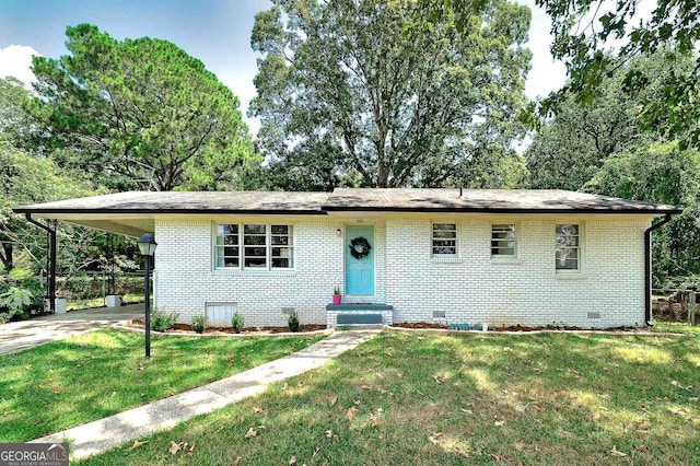 view of front facade featuring a carport and a front lawn