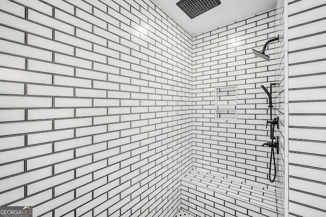 room details featuring tiled shower