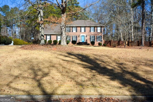 colonial house featuring a front yard