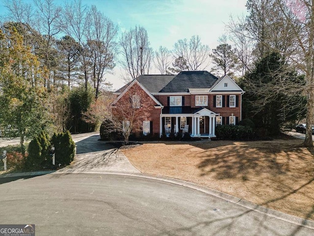 colonial home featuring a front yard