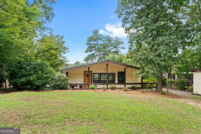 view of front of property featuring a front lawn