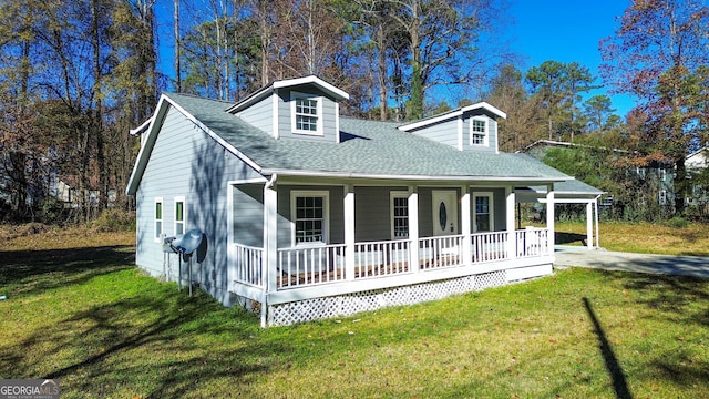 view of front of home with covered porch and a front lawn