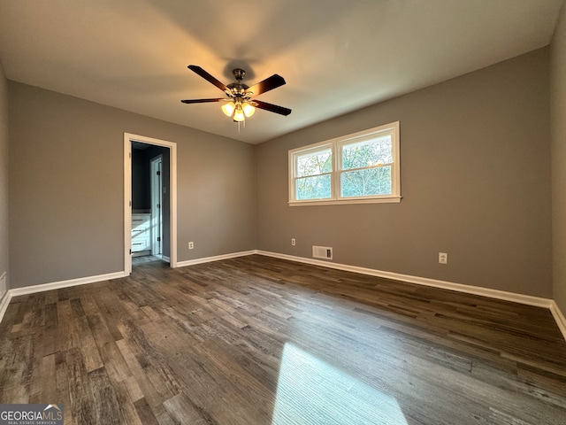 unfurnished room with dark wood-type flooring and ceiling fan