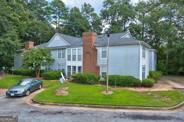 view of front facade with a front yard