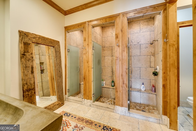 bathroom featuring crown molding, a tile shower, and toilet