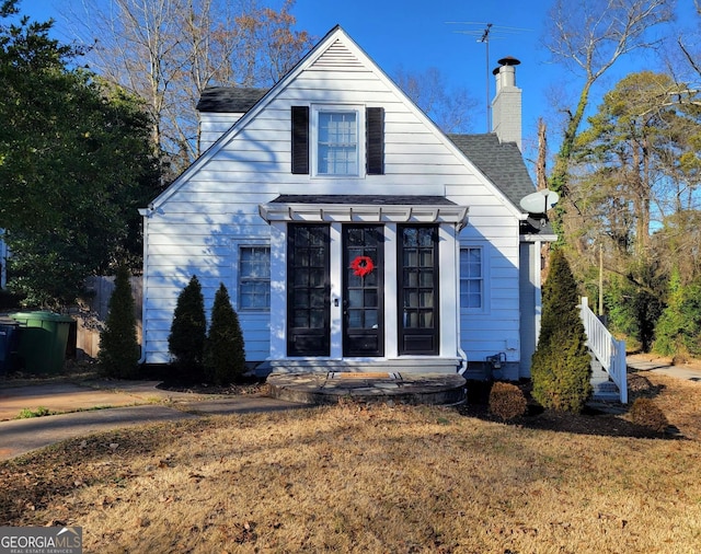 view of front of property featuring a front yard