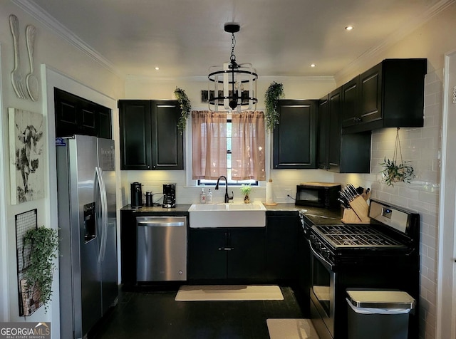 kitchen featuring appliances with stainless steel finishes, sink, a chandelier, decorative backsplash, and ornamental molding