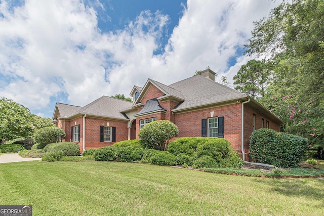 view of front of property featuring a front yard