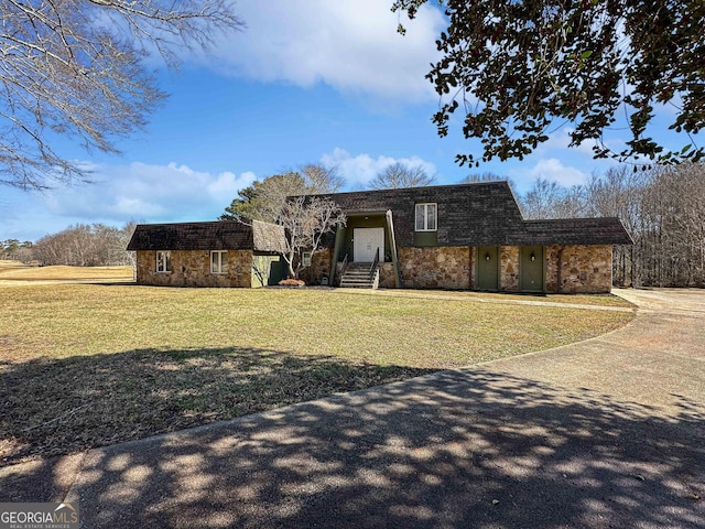 view of front of home featuring a front lawn