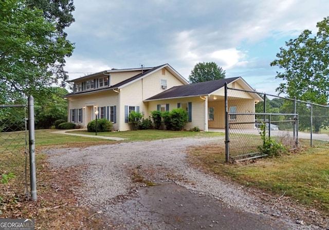 view of front property featuring a front lawn