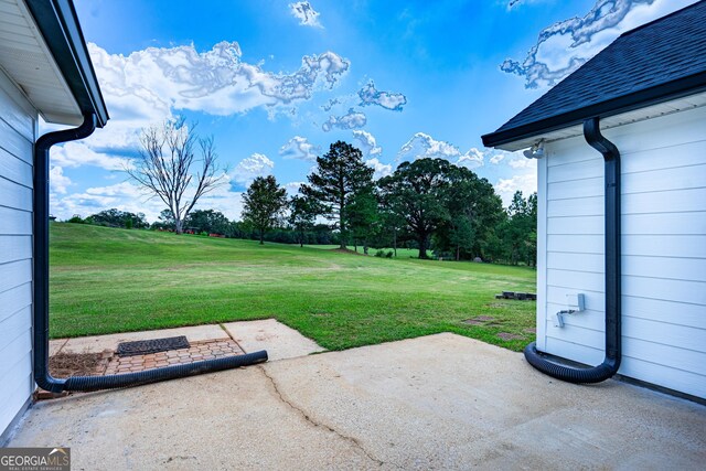 view of yard featuring a patio