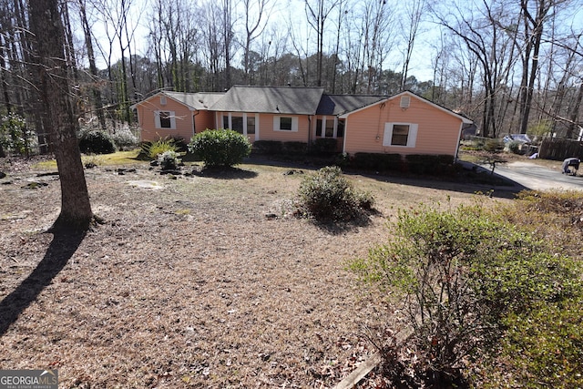 ranch-style home featuring driveway