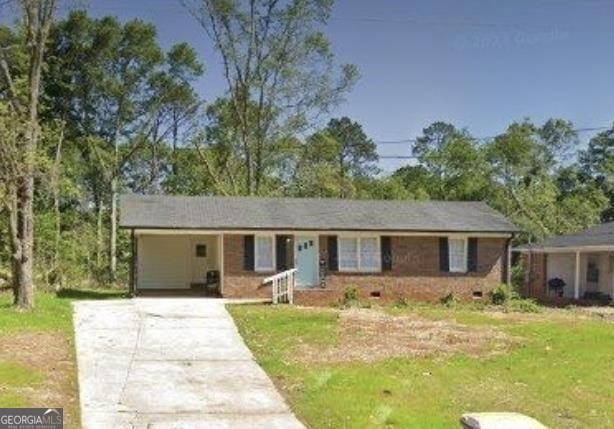 ranch-style home with a front yard