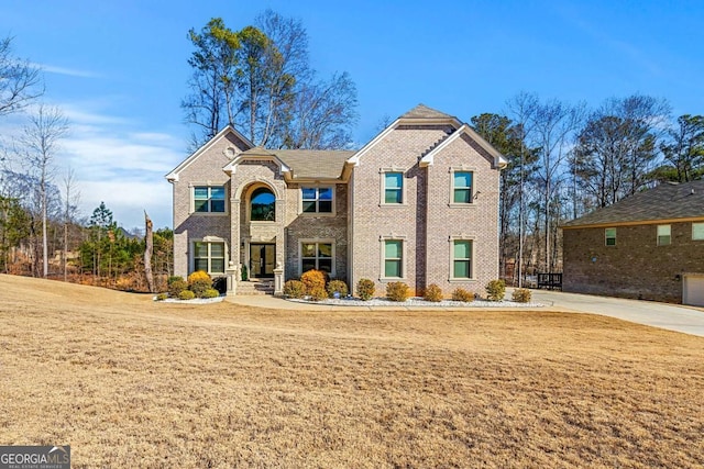 front facade featuring a front yard