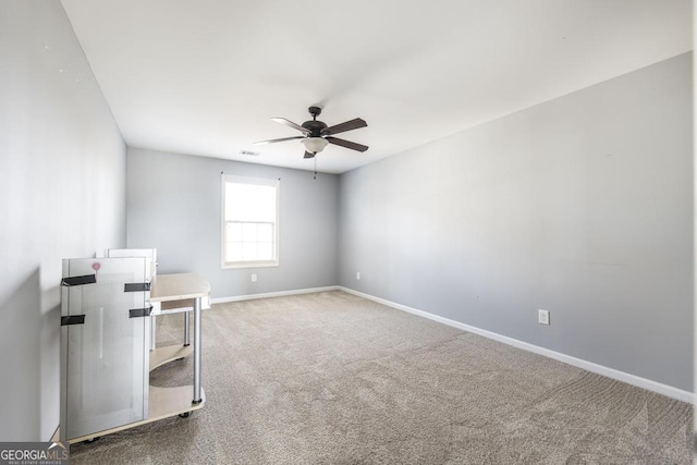 unfurnished room with carpet flooring and ceiling fan