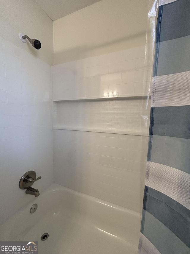 bathroom featuring tiled shower / bath