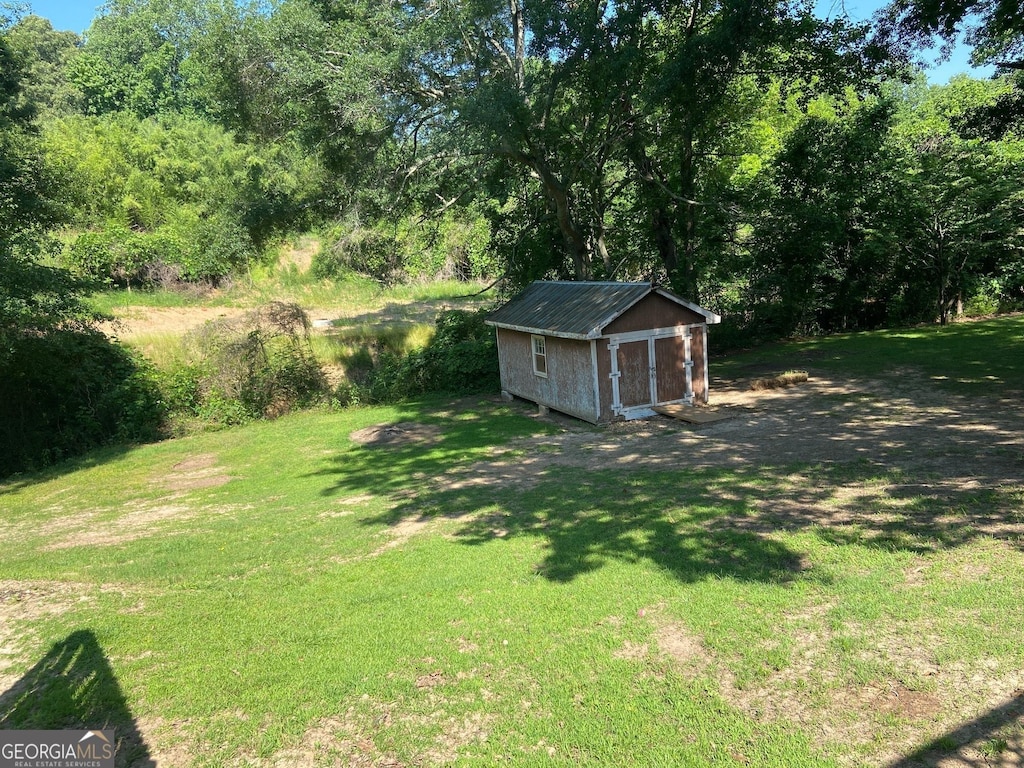 view of yard featuring a shed