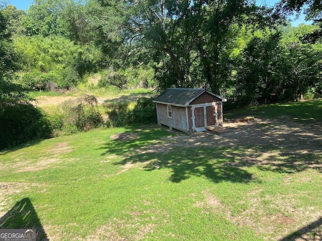 view of yard featuring a shed