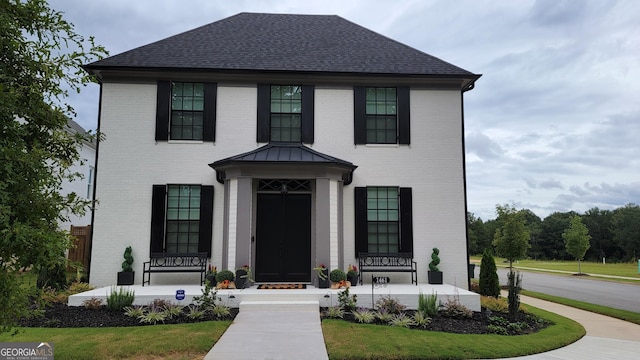 view of front facade with a front lawn and covered porch