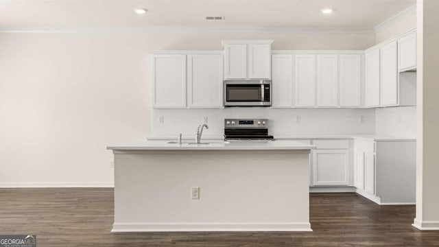 313 Sound Cir Unit 140, Stockbridge, GA 30281 - kitchen with stainless steel appliances, a sink, an island with sink, backsplash, and light countertops