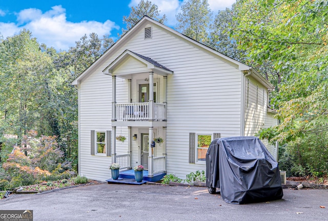 view of front of property featuring a balcony