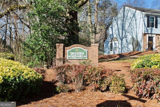 view of community / neighborhood sign