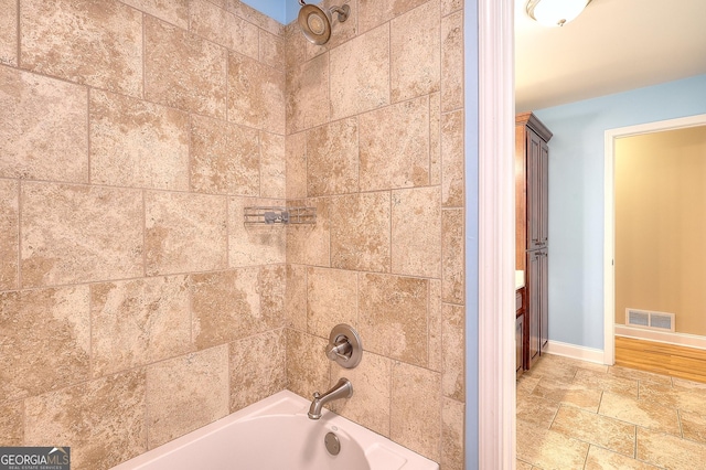 bathroom featuring tiled shower / bath combo