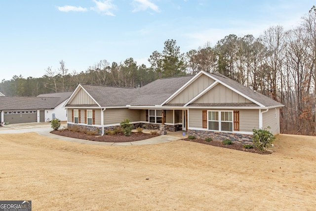 craftsman inspired home featuring a garage and a front yard