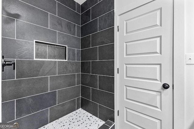 bathroom featuring a tile shower