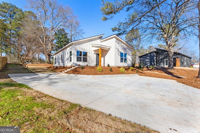 view of modern farmhouse style home