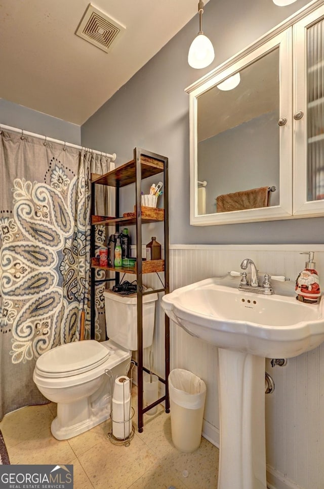 bathroom featuring toilet and sink