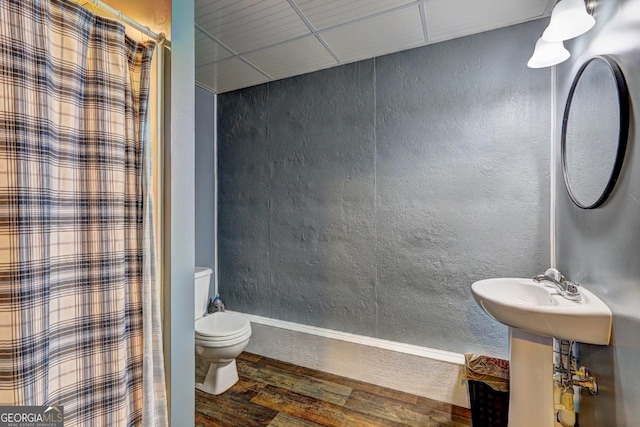 bathroom with a shower with shower curtain, sink, toilet, and hardwood / wood-style floors