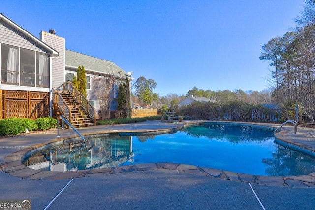 view of swimming pool