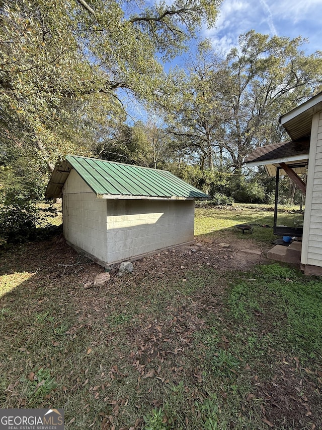 view of yard with a shed