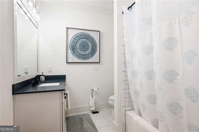 full bathroom featuring shower / bathtub combination with curtain, tile patterned floors, vanity, and toilet