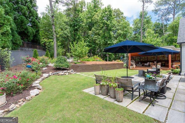 view of yard featuring an outdoor living space and a patio area