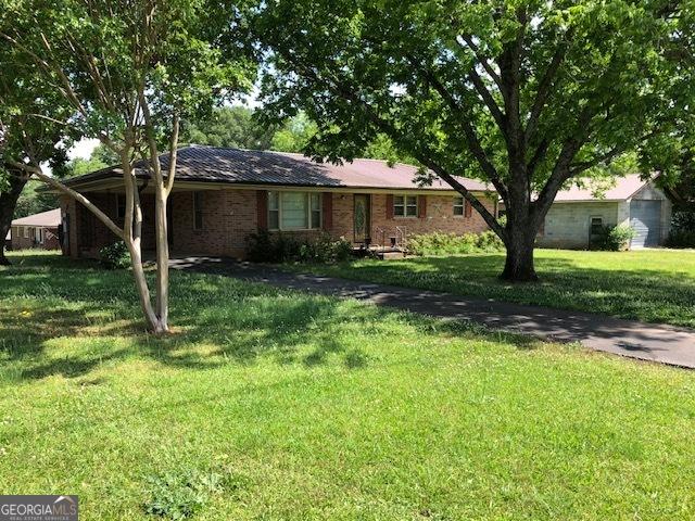 ranch-style house featuring a front lawn