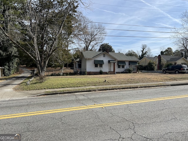 view of front facade with a front lawn