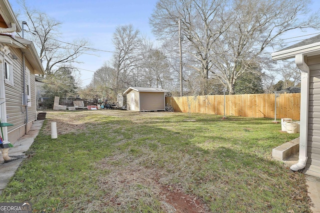 view of yard featuring a shed